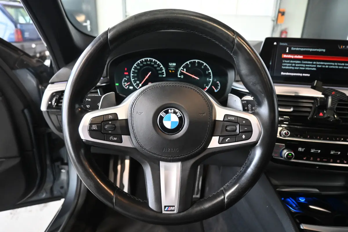 520i High Executive M Sport Automaat Navigatie LED CarPlay Leder Panoramdak Harman & Kardon 100% Onderhouden! Inruil Mogelijk!