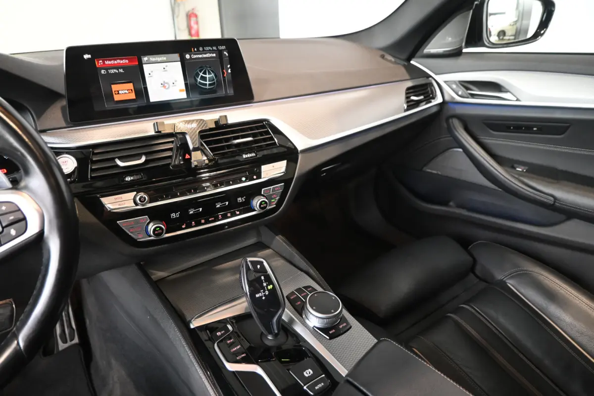 520i High Executive M Sport Automaat Navigatie LED CarPlay Leder Panoramdak Harman & Kardon 100% Onderhouden! Inruil Mogelijk!