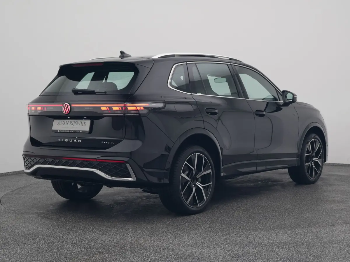 1.5 eHybrid R-Line NEW | PANO | 360° | HUD | ADAPTIVE | STOELMASSAGE | STOEL- EN STUURVERW. | TREKHAAK