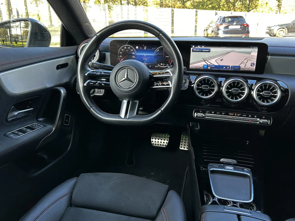 250e AMG // Panoramdadak // Keyless // Nightpakket // Camera // Carplay