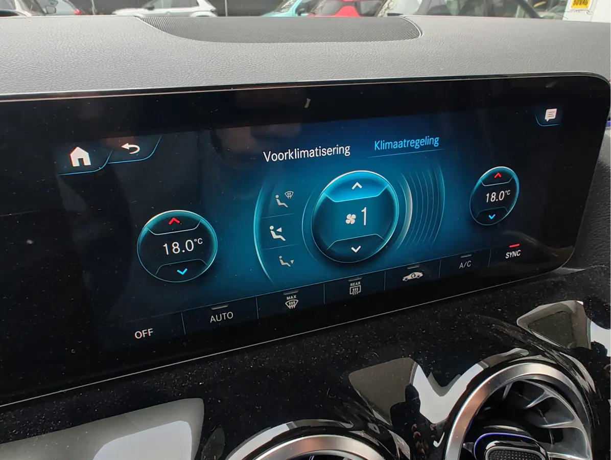 300 4MATIC AMG LINE 67 kWh Pano | Head Up Display | Memory Seats | Dodehoekdetectie | Trekhaak