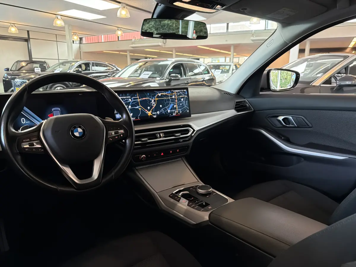 NEW 318IA 2.0 156PK AUT. NAVI/LED/PDC/CARPLAY