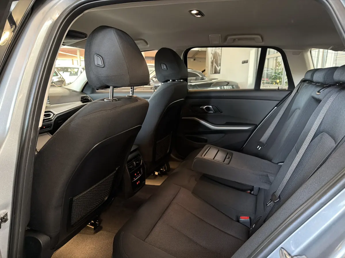 NEW 318IA 2.0 156PK AUT. NAVI/LED/PDC/CARPLAY