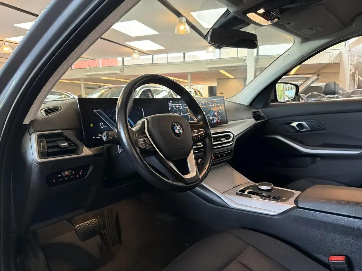 NEW 318IA 2.0 156PK AUT. NAVI/LED/PDC/CARPLAY