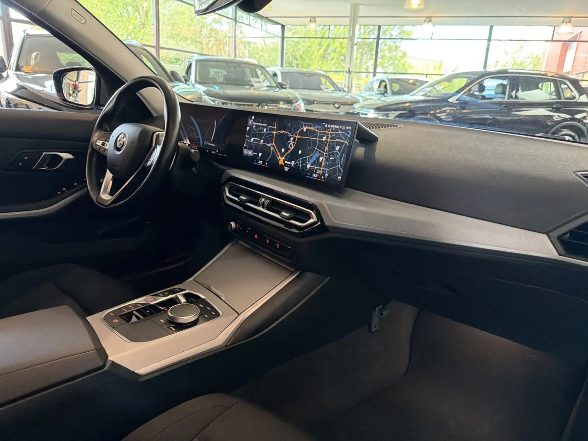 NEW 318IA 2.0 156PK AUT. NAVI/LED/PDC/CARPLAY