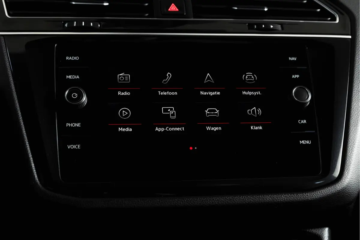 1.5 TSI R-Line Business+ | Elek. Trekhaak | S/K-Panodak | Dig. Cockpit | Adapt. Cruise | Stoel-+Stuurverw. | PDC | Camera | NAV + Carplay/Android | ECC | Elek. Klep | LM 20" |