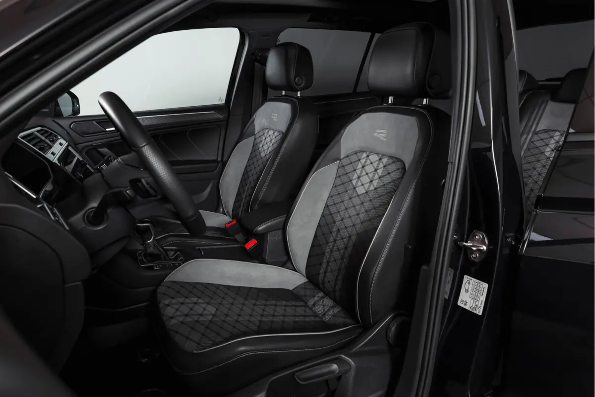 1.5 TSI R-Line Business+ | Elek. Trekhaak | S/K-Panodak | Dig. Cockpit | Adapt. Cruise | Stoel-+Stuurverw. | PDC | Camera | NAV + Carplay/Android | ECC | Elek. Klep | LM 20" |