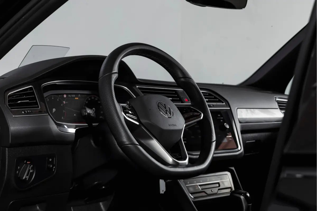 1.5 TSI R-Line Business+ | Elek. Trekhaak | S/K-Panodak | Dig. Cockpit | Adapt. Cruise | Stoel-+Stuurverw. | PDC | Camera | NAV + Carplay/Android | ECC | Elek. Klep | LM 20" |