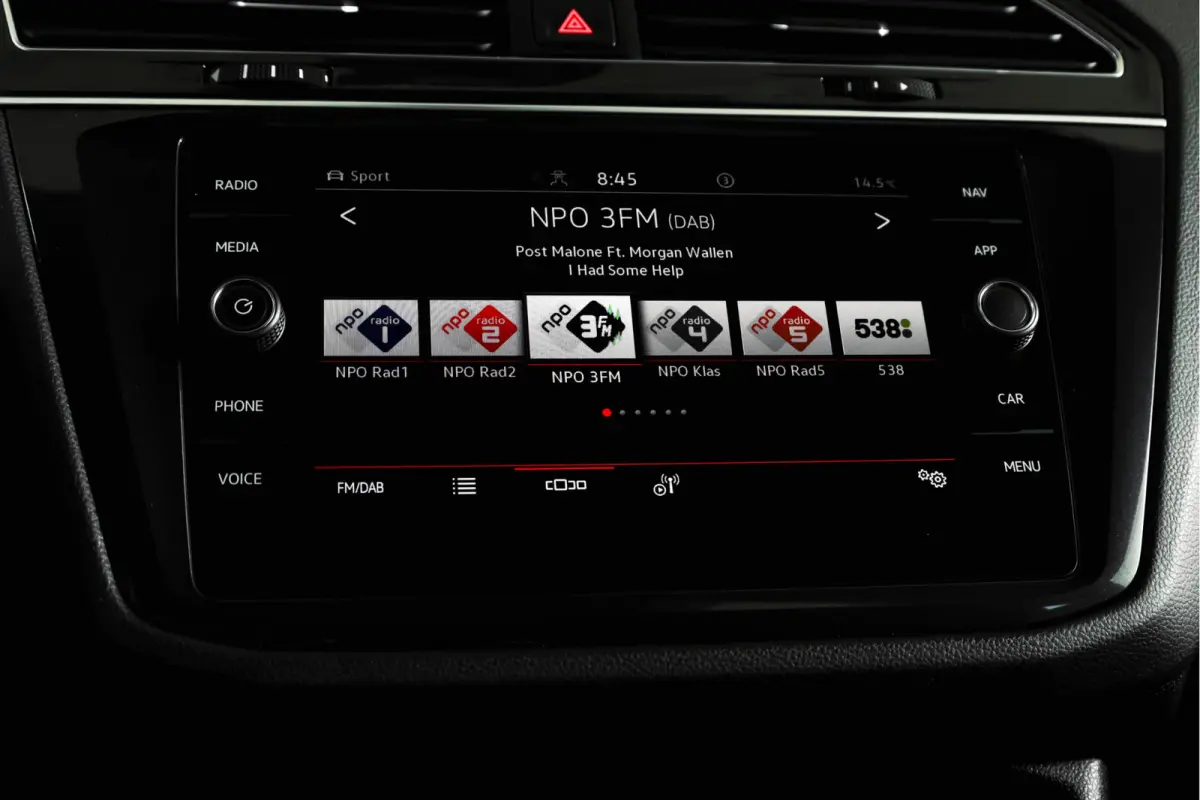 1.5 TSI R-Line Business+ | Elek. Trekhaak | S/K-Panodak | Dig. Cockpit | Adapt. Cruise | Stoel-+Stuurverw. | PDC | Camera | NAV + Carplay/Android | ECC | Elek. Klep | LM 20" |