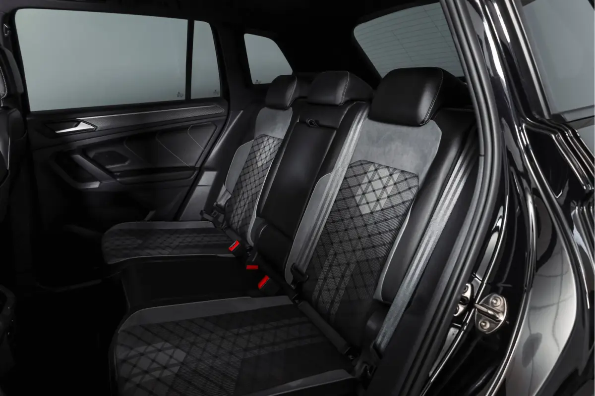 1.5 TSI R-Line Business+ | Elek. Trekhaak | S/K-Panodak | Dig. Cockpit | Adapt. Cruise | Stoel-+Stuurverw. | PDC | Camera | NAV + Carplay/Android | ECC | Elek. Klep | LM 20" |