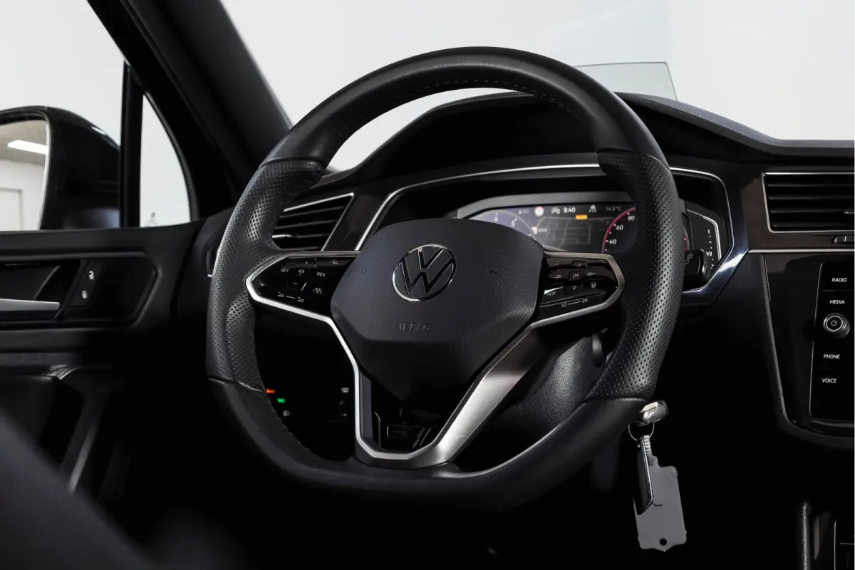 1.5 TSI R-Line Business+ | Elek. Trekhaak | S/K-Panodak | Dig. Cockpit | Adapt. Cruise | Stoel-+Stuurverw. | PDC | Camera | NAV + Carplay/Android | ECC | Elek. Klep | LM 20" |