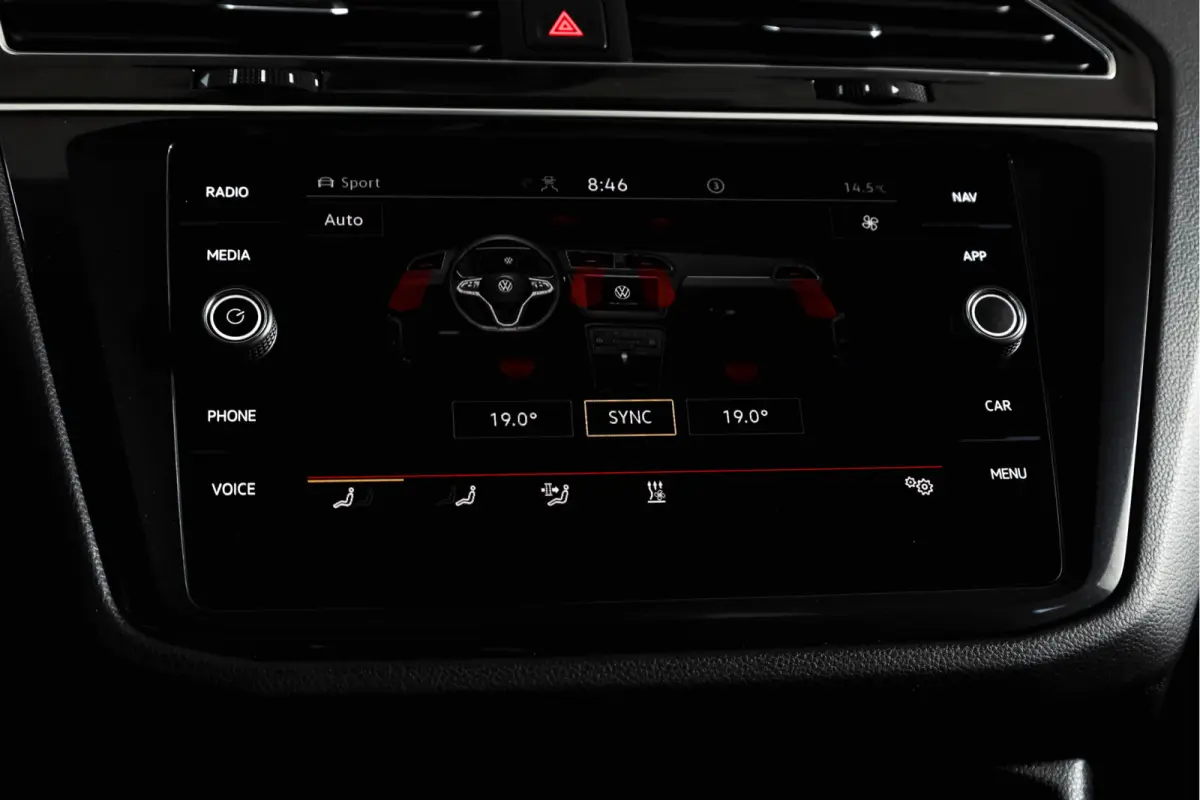 1.5 TSI R-Line Business+ | Elek. Trekhaak | S/K-Panodak | Dig. Cockpit | Adapt. Cruise | Stoel-+Stuurverw. | PDC | Camera | NAV + Carplay/Android | ECC | Elek. Klep | LM 20" |