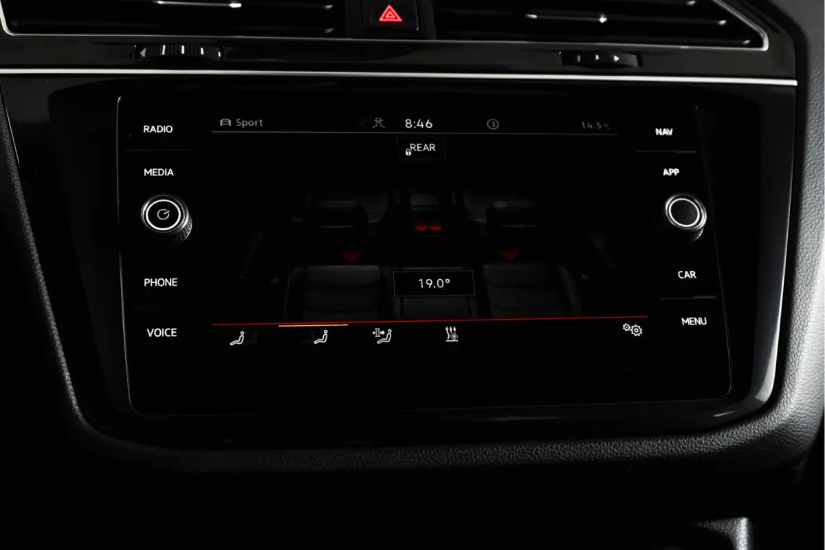 1.5 TSI R-Line Business+ | Elek. Trekhaak | S/K-Panodak | Dig. Cockpit | Adapt. Cruise | Stoel-+Stuurverw. | PDC | Camera | NAV + Carplay/Android | ECC | Elek. Klep | LM 20" |