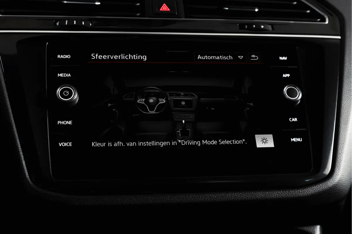 1.5 TSI R-Line Business+ | Elek. Trekhaak | S/K-Panodak | Dig. Cockpit | Adapt. Cruise | Stoel-+Stuurverw. | PDC | Camera | NAV + Carplay/Android | ECC | Elek. Klep | LM 20" |