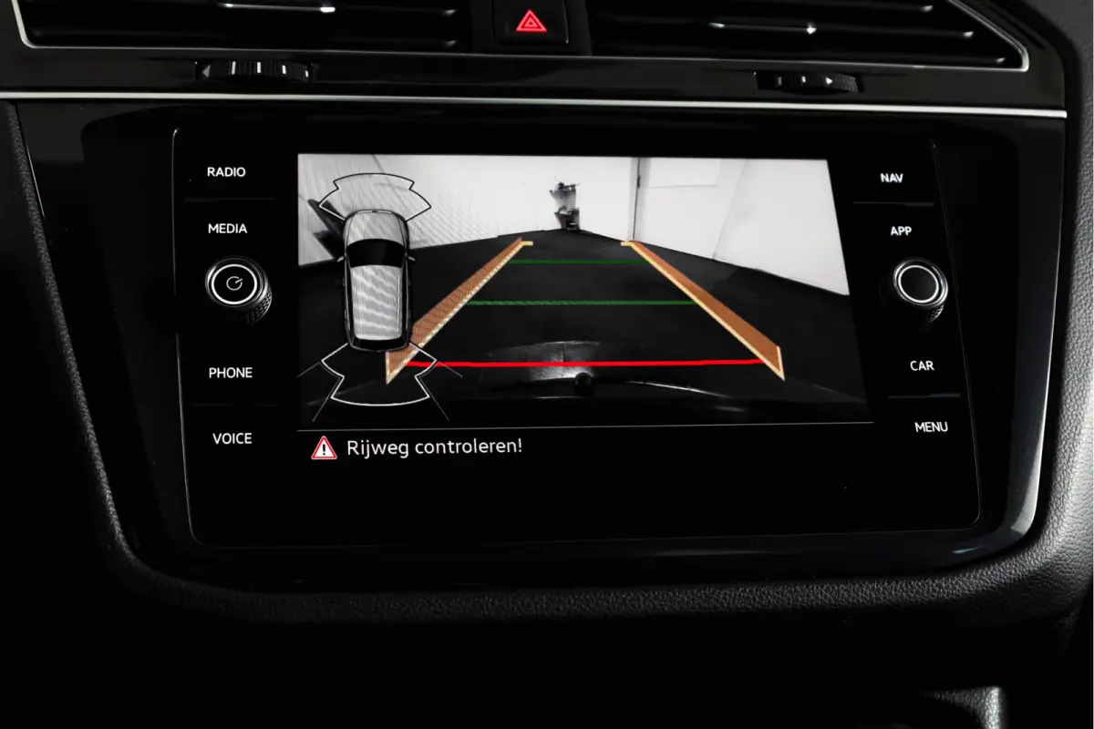 1.5 TSI R-Line Business+ | Elek. Trekhaak | S/K-Panodak | Dig. Cockpit | Adapt. Cruise | Stoel-+Stuurverw. | PDC | Camera | NAV + Carplay/Android | ECC | Elek. Klep | LM 20" |