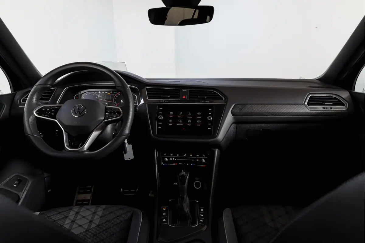 1.5 TSI R-Line Business+ | Elek. Trekhaak | S/K-Panodak | Dig. Cockpit | Adapt. Cruise | Stoel-+Stuurverw. | PDC | Camera | NAV + Carplay/Android | ECC | Elek. Klep | LM 20" |