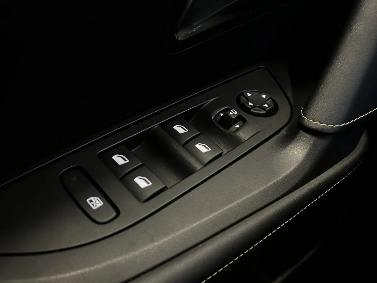 1.2 PureTech 130pk Aut. GT-Line Navigatie Apple Carplay/Android Auto Camera Parkeersensoren Ledverlichting Cruise Control Virtual Cockpit Climate Control Lichtmetalen velgen