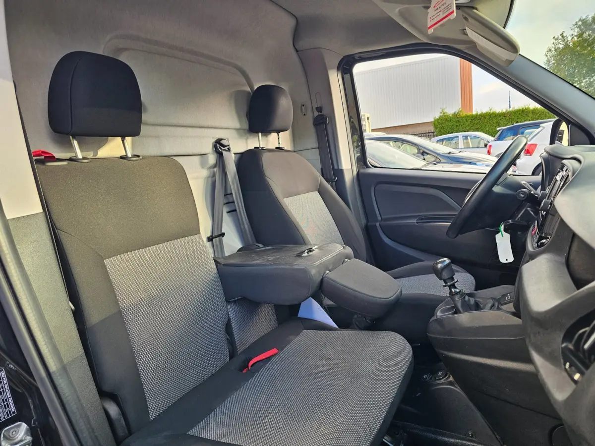 1.6 MJ bj 2020 Professional 3pers Navi/Airco/Cruise Nw.APK bij aflevering! Euro 6 Nette auto!