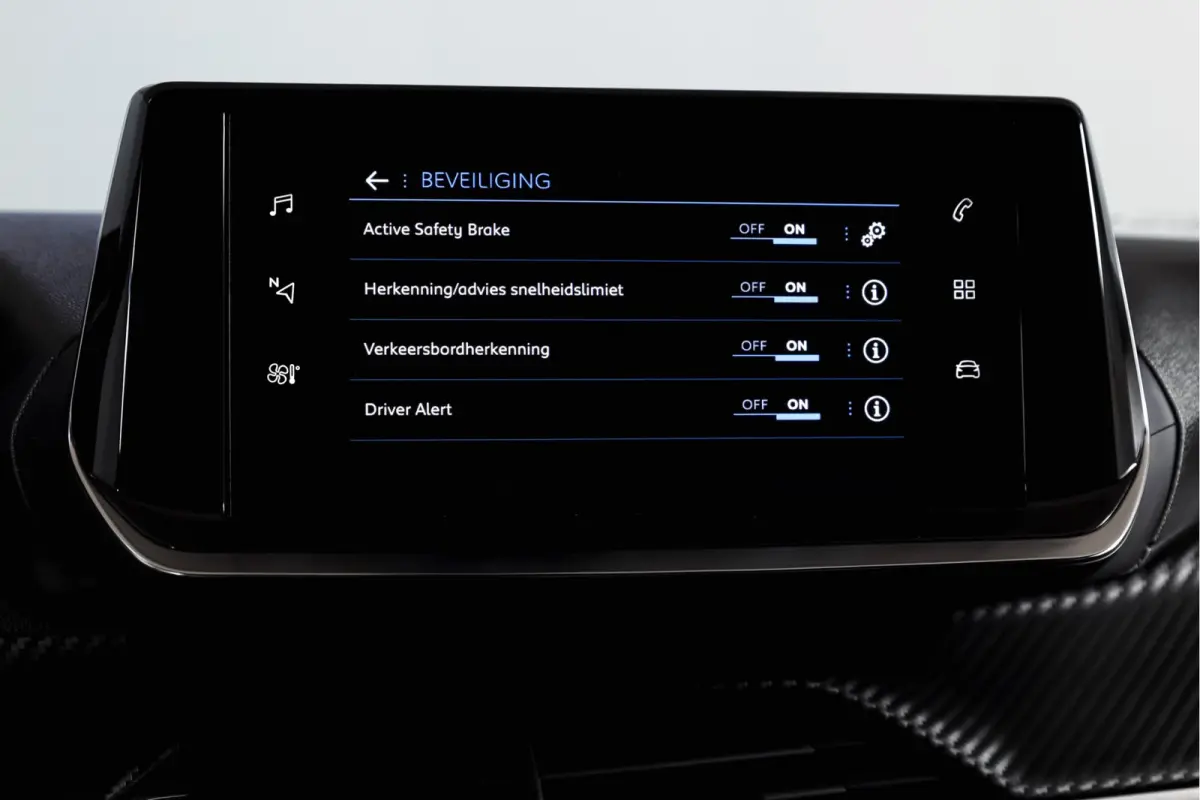 1.2 PureTech Blue Lease Allure 131 PK | Trekhaak | Cruise | PDC | Camera | Carplay/Android | ECC | LM 17" |