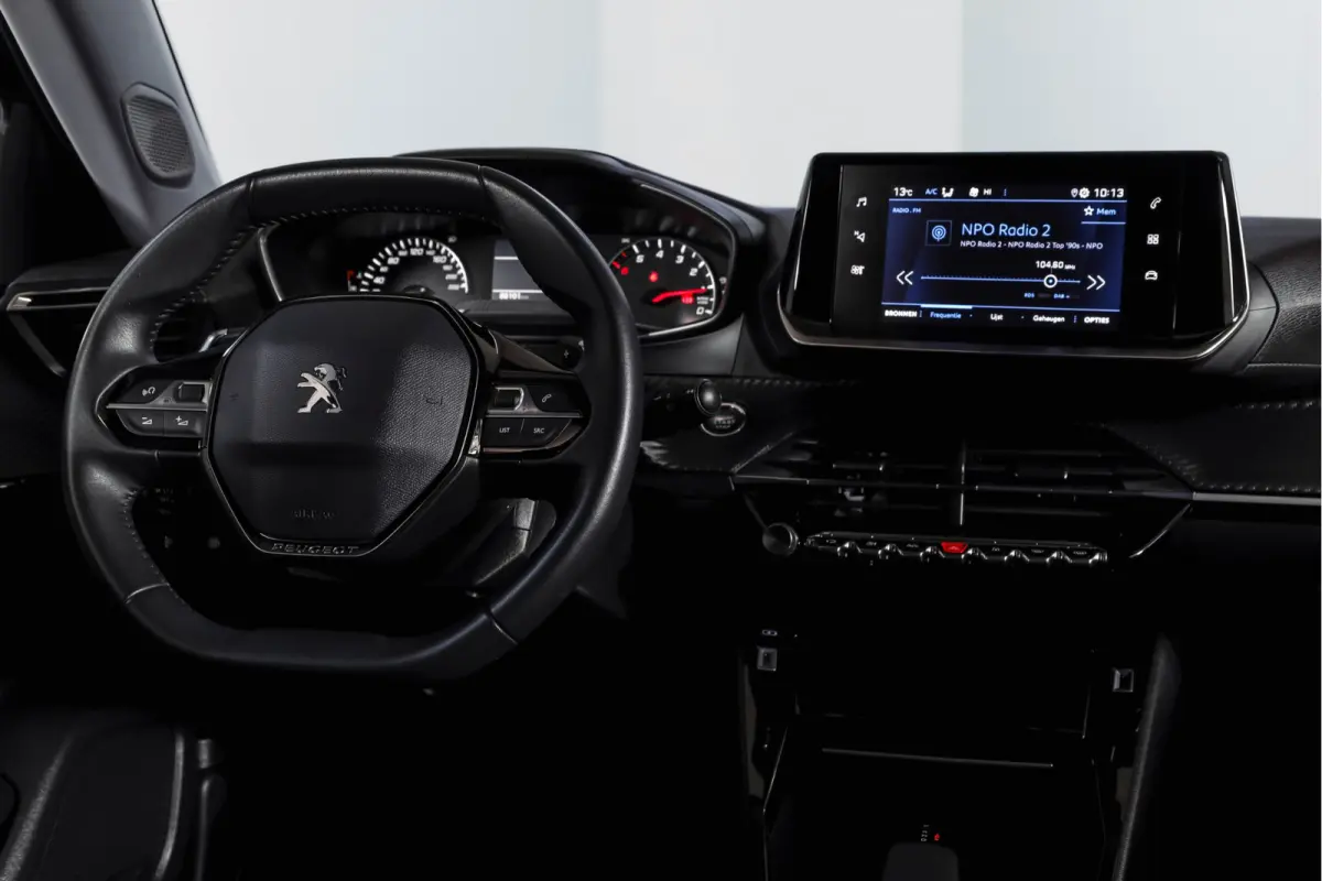 1.2 PureTech Blue Lease Allure 131 PK | Trekhaak | Cruise | PDC | Camera | Carplay/Android | ECC | LM 17" |