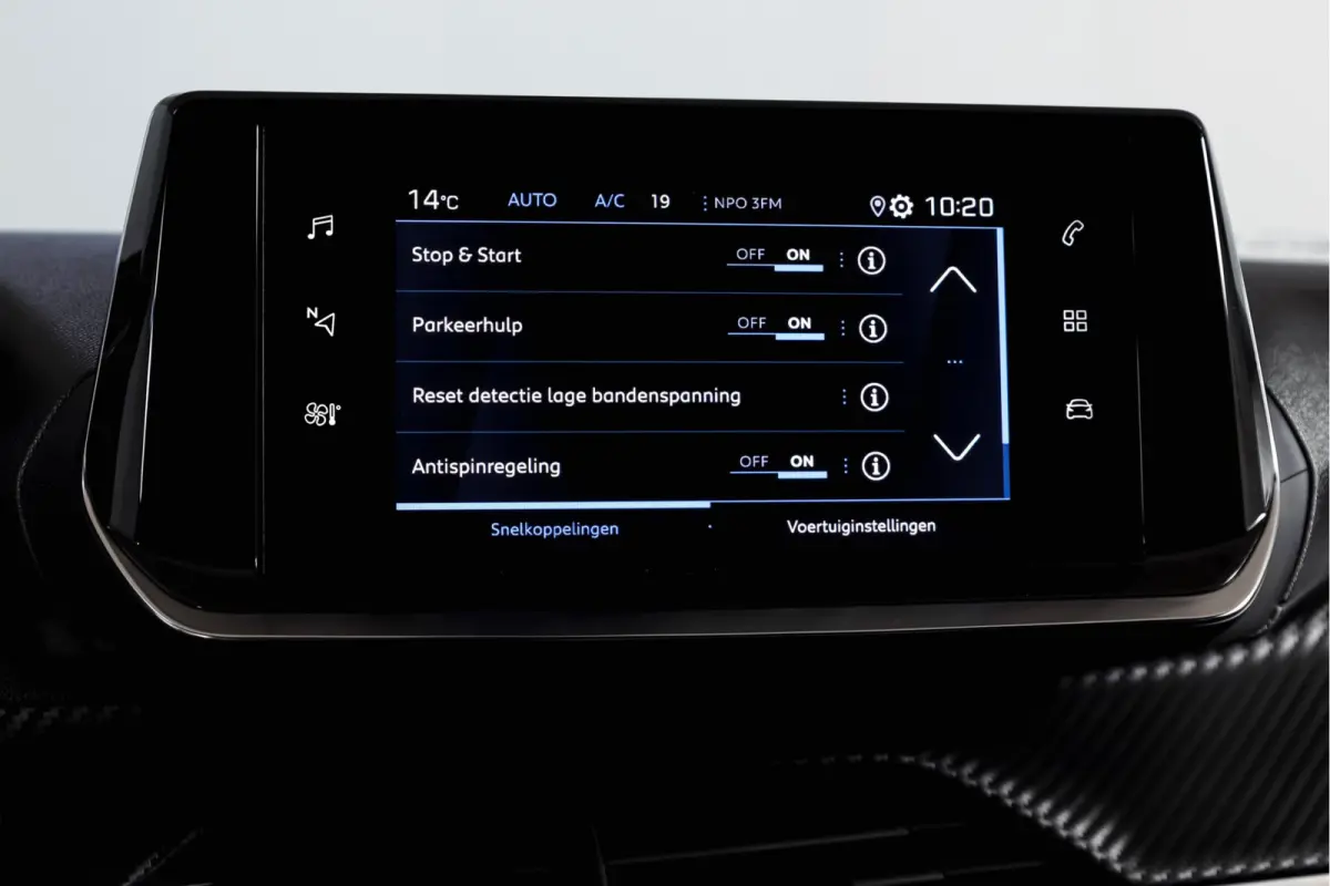 1.2 PureTech Blue Lease Allure 131 PK | Trekhaak | Cruise | PDC | Camera | Carplay/Android | ECC | LM 17" |
