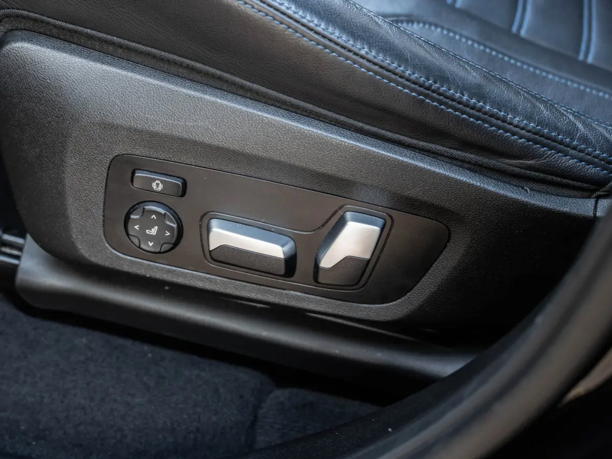 XDrive30e High Executive M Seats/Pano/H&K/Laser/HuD