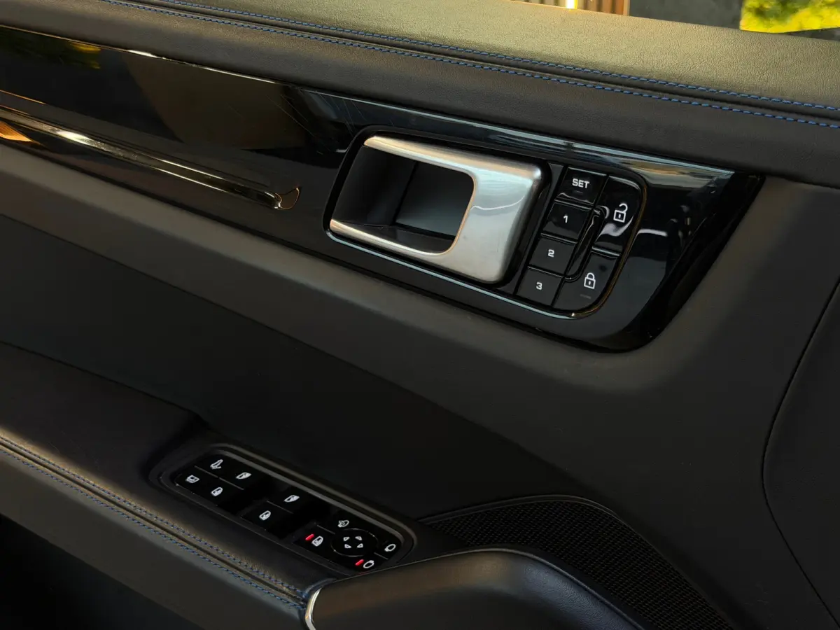 3.0 E-Hybrid Sport Chrono PANO|BOSE|HuD|SOFTCLOSE|ACHTERAS|SPORTUITLAAT|KEYLESS|PID|360 CAMERA|22 INCH|VOL!