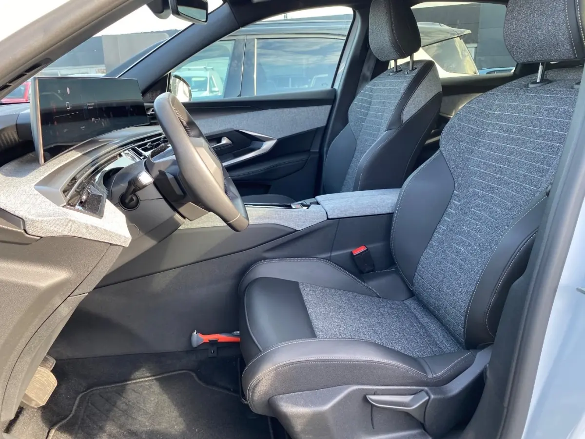 1.2 Hybrid 145 Allure tot 8 Jaar Garantie! | Achteruitrijcamera | Navigatie | Draadloos Apple Carplay & Android Auto | !!