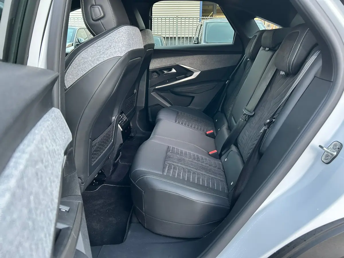 1.6 plug-in Hybrid 195 GT 20" Lichtmetaal | Focal | Massage | 360° camera | Adaptive Cruise | 7,4 kW lader | Achterstoelen verwarmd | Achteruitrij assistent