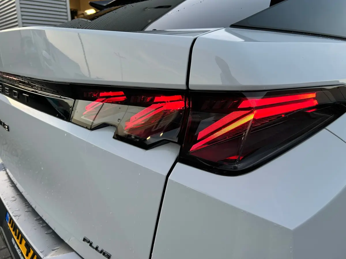 1.6 plug-in Hybrid 195 GT 20" Lichtmetaal | Focal | Massage | 360° camera | Adaptive Cruise | 7,4 kW lader | Achterstoelen verwarmd | Achteruitrij assistent