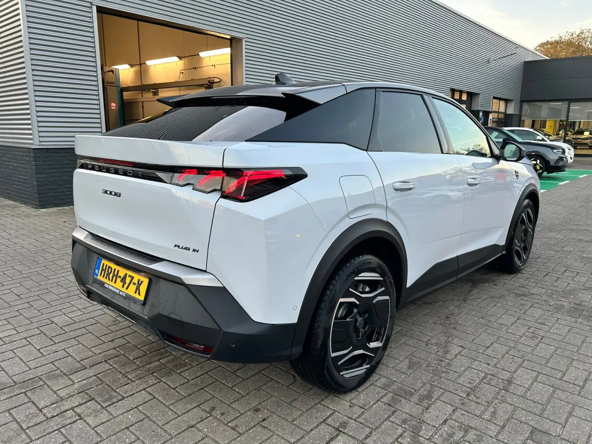 1.6 plug-in Hybrid 195 GT 20" Lichtmetaal | Focal | Massage | 360° camera | Adaptive Cruise | 7,4 kW lader | Achterstoelen verwarmd | Achteruitrij assistent
