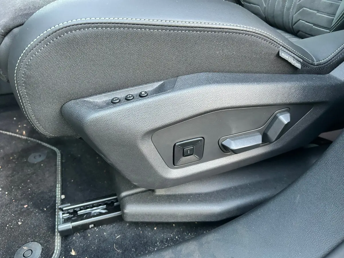 1.6 plug-in Hybrid 195 GT 20" Lichtmetaal | Focal | Massage | 360° camera | Adaptive Cruise | 7,4 kW lader | Achterstoelen verwarmd | Achteruitrij assistent