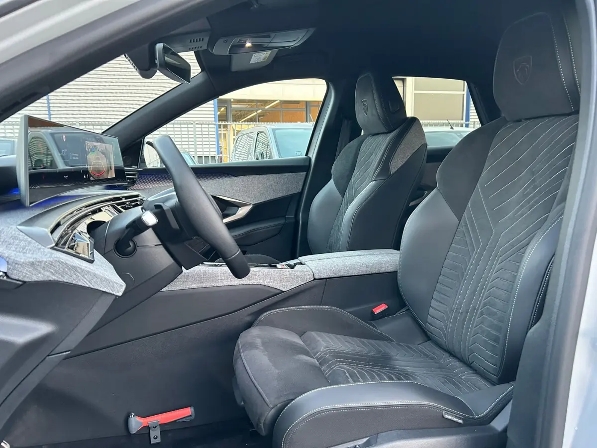 1.6 plug-in Hybrid 195 GT 20" Lichtmetaal | Focal | Massage | 360° camera | Adaptive Cruise | 7,4 kW lader | Achterstoelen verwarmd | Achteruitrij assistent