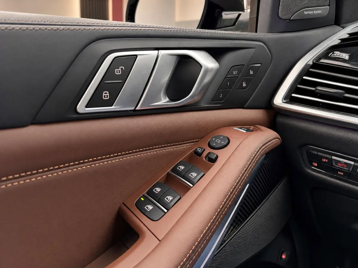 XDrive45e High Executive | M-Sport | Individual | Alcantara | Laser | Trekhaak | SOH 92% | BTW