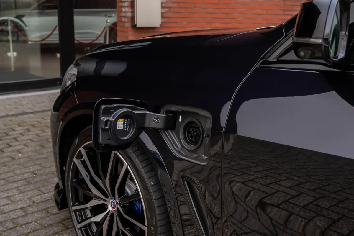xDrive45e M-Sport Pano Laser Sportuitlaat kleppen