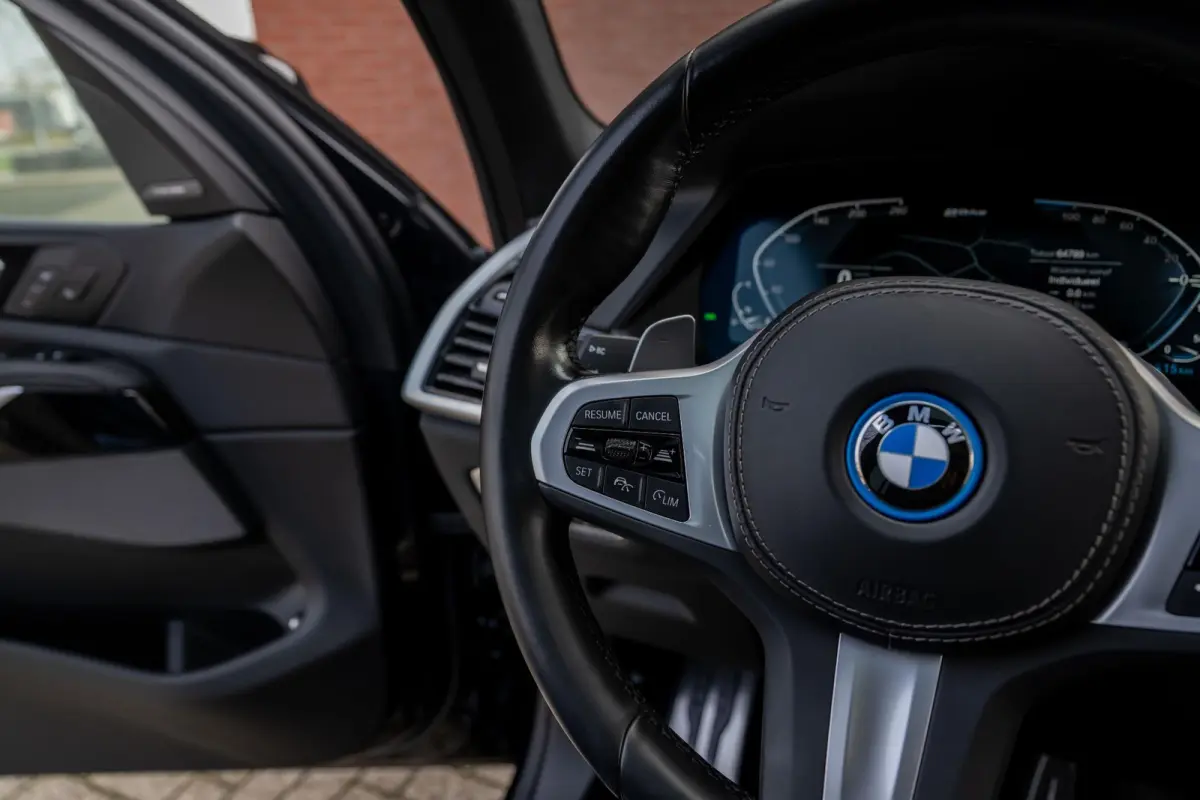 xDrive45e M-Sport Pano Laser Sportuitlaat kleppen