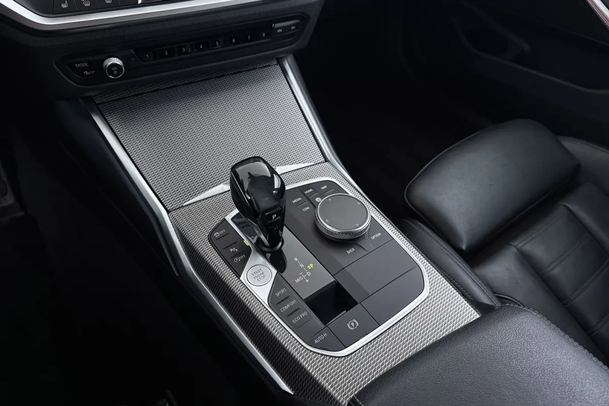 320i High Executive Edition | M-Sport | Org NL | Leer | Sportstoelen | CarPlay | Stoelverwarming | Digital Cockpit |