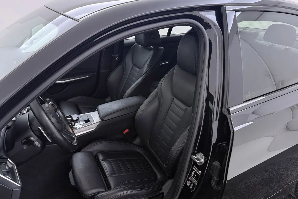 320i High Executive Edition | M-Sport | Org NL | Leer | Sportstoelen | CarPlay | Stoelverwarming | Digital Cockpit |