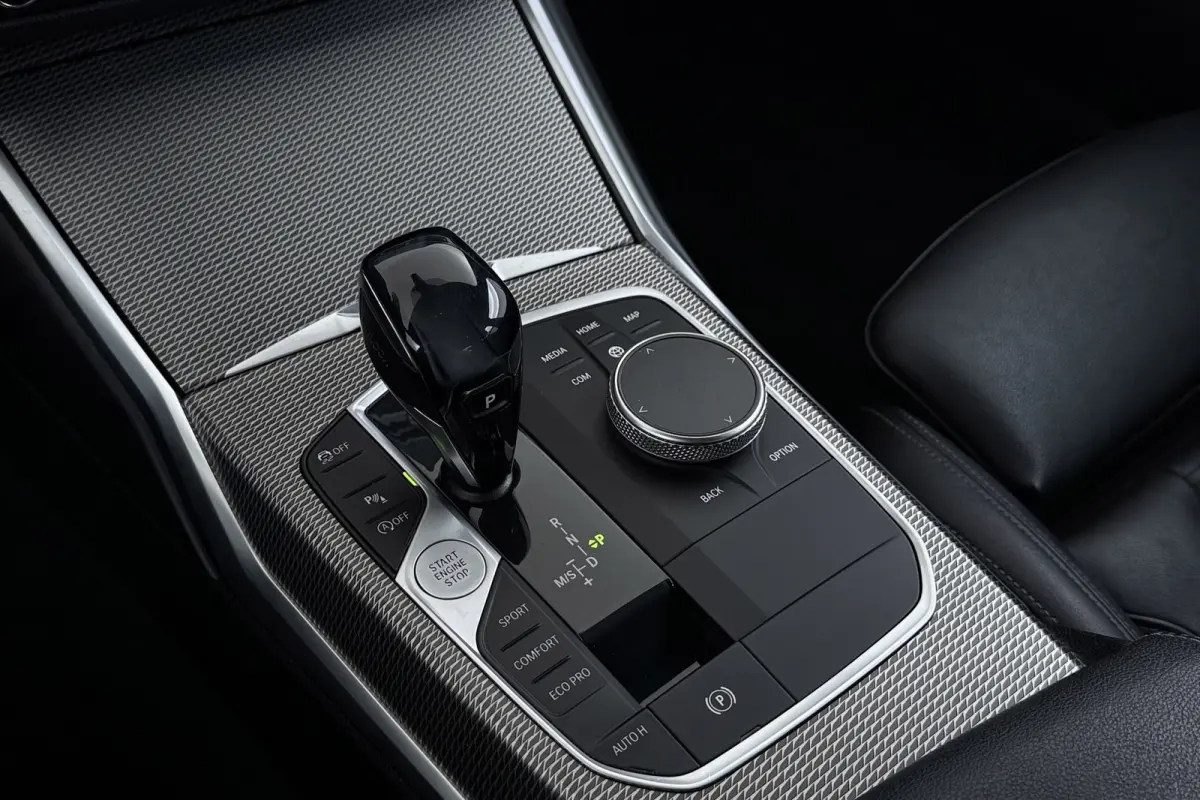 320i High Executive Edition | M-Sport | Org NL | Leer | Sportstoelen | CarPlay | Stoelverwarming | Digital Cockpit |
