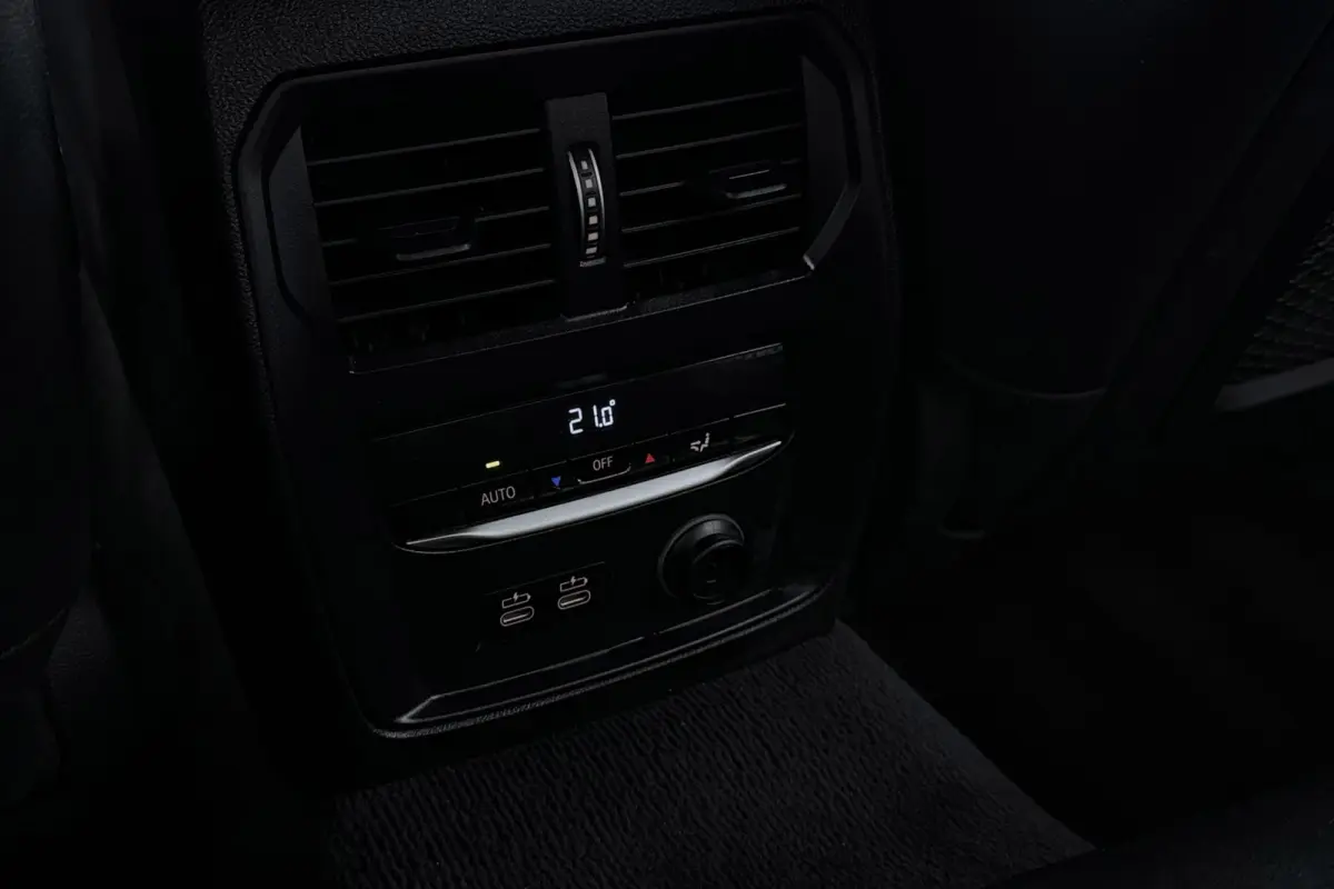 320i High Executive Edition | M-Sport | Org NL | Leer | Sportstoelen | CarPlay | Stoelverwarming | Digital Cockpit |