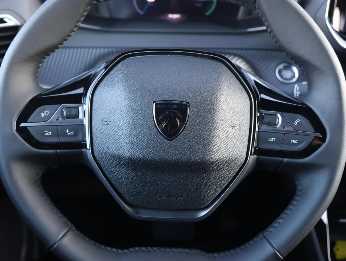 1.2 Hybrid 110 Allure Limited Edition NFKS LED | Camera 360 * | Dodedoek detectie | 17" LMV | Apple Carplay & Android Auto | 8 jaar garantie!