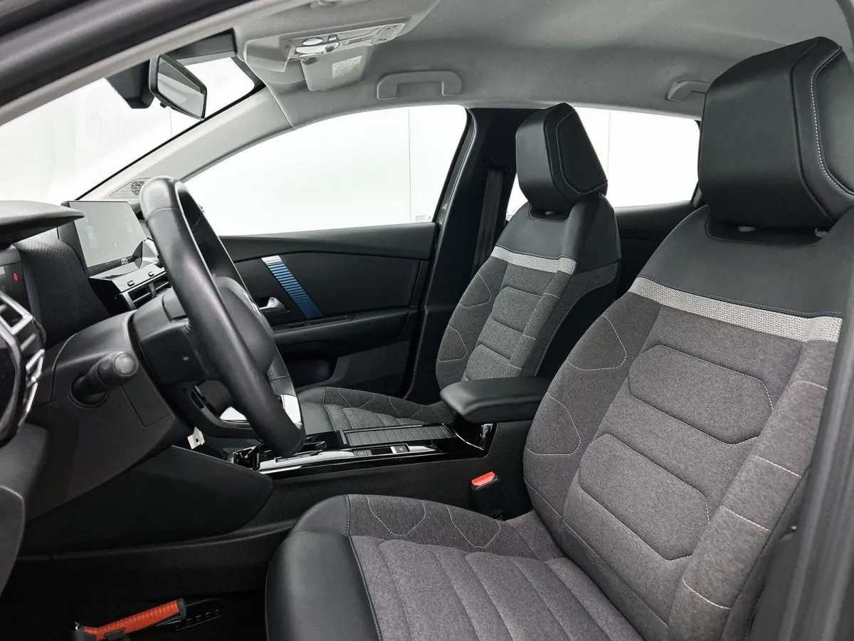 136pk Feel Pack 50 kWh Automaat | 1ste Eigenaar | Navigatie | Climate Control | Cruise Control | 18"LMV | Camera | Full-LED |