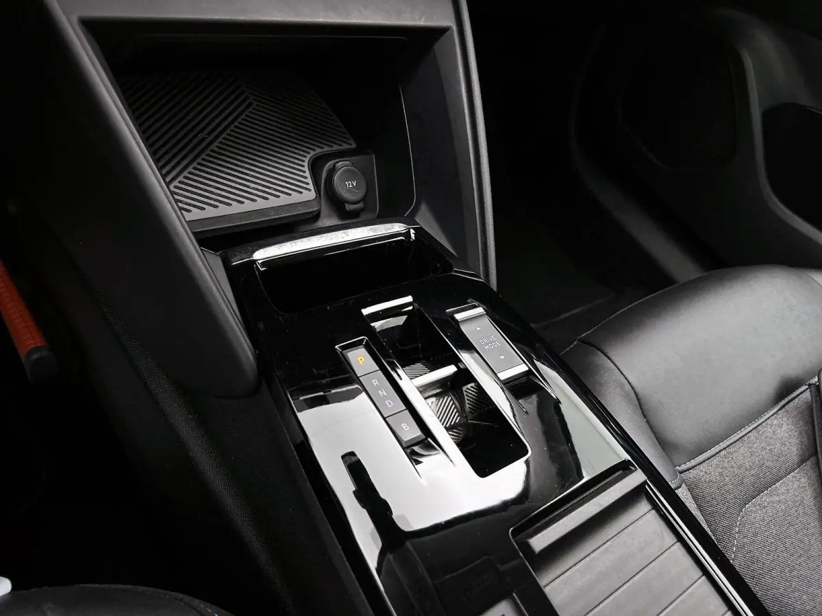 136pk Feel Pack 50 kWh Automaat | 1ste Eigenaar | Navigatie | Climate Control | Cruise Control | 18"LMV | Camera | Full-LED |