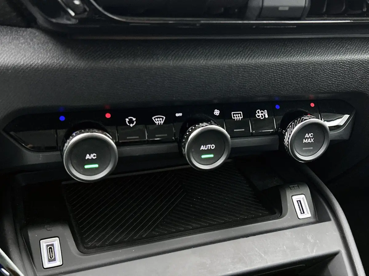 136pk Feel Pack 50 kWh Automaat | 1ste Eigenaar | Navigatie | Climate Control | Cruise Control | 18"LMV | Camera | Full-LED |
