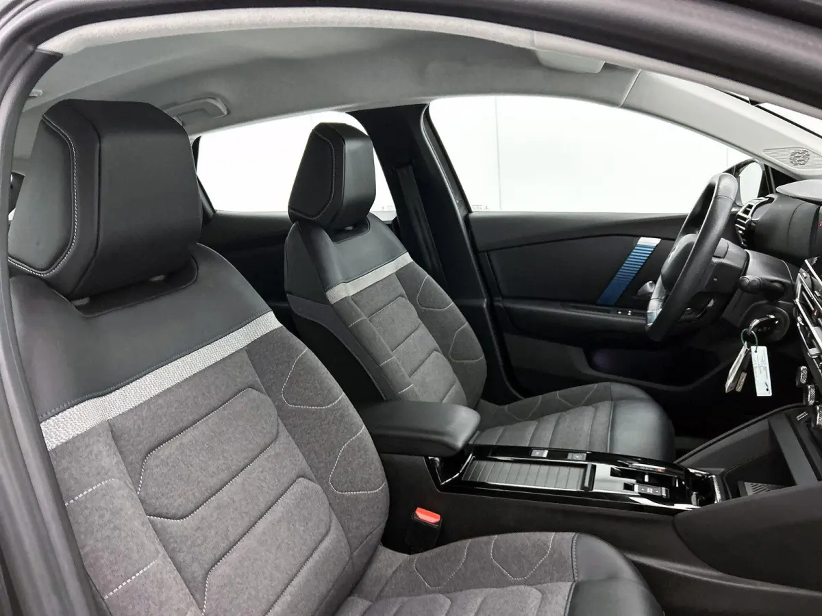 136pk Feel Pack 50 kWh Automaat | 1ste Eigenaar | Navigatie | Climate Control | Cruise Control | 18"LMV | Camera | Full-LED |