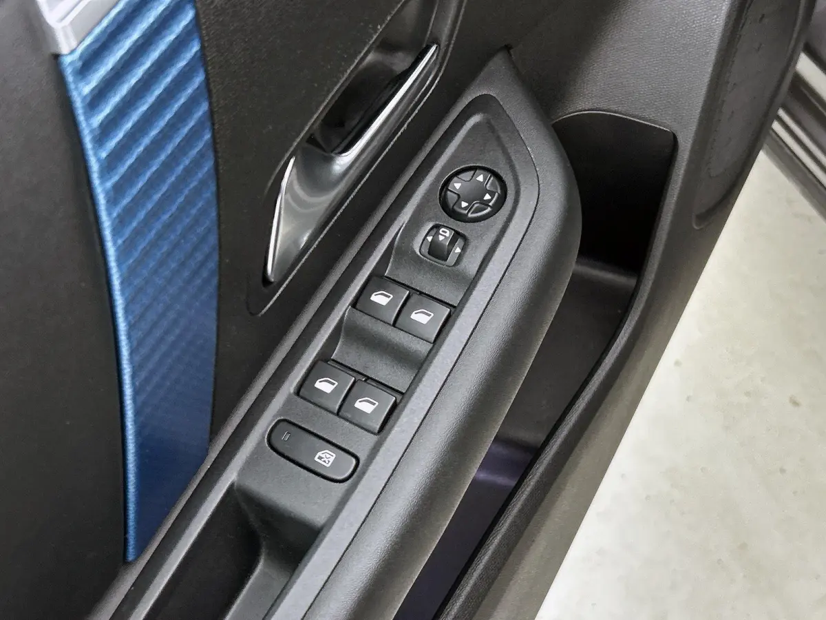 136pk Feel Pack 50 kWh Automaat | 1ste Eigenaar | Navigatie | Climate Control | Cruise Control | 18"LMV | Camera | Full-LED |