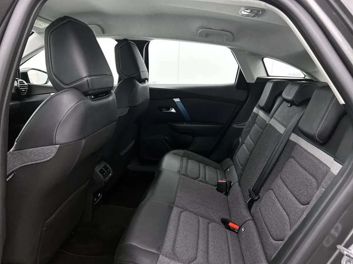 136pk Feel Pack 50 kWh Automaat | 1ste Eigenaar | Navigatie | Climate Control | Cruise Control | 18"LMV | Camera | Full-LED |