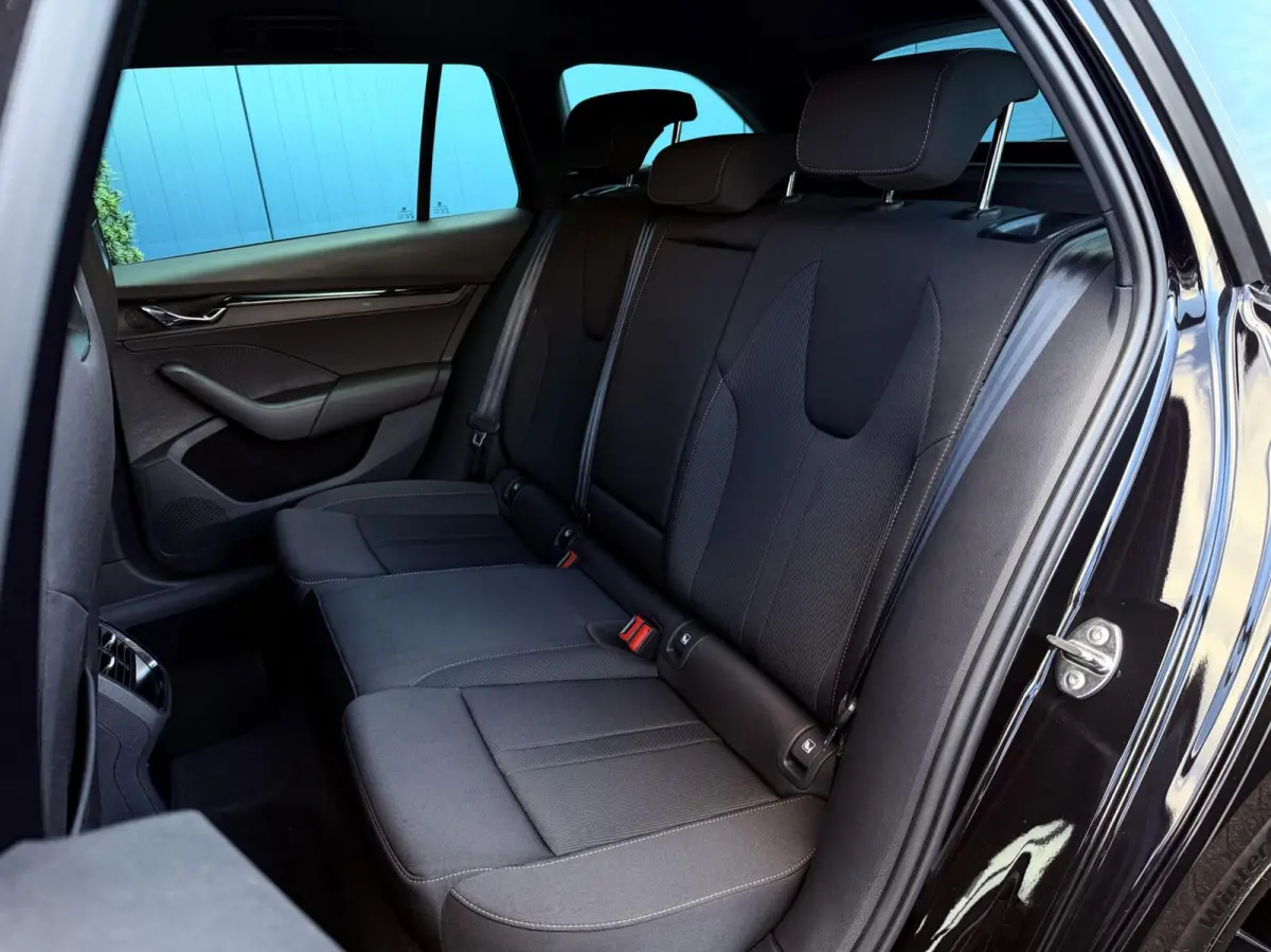 1.0 e-TSI DSG AUT. Sport Business Black edition | Carplay | Digi.Dash | Cruise | Navi | PDC