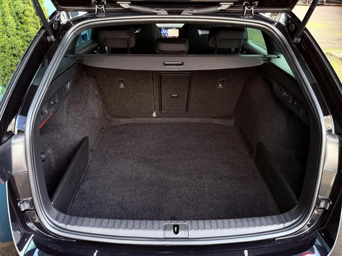 1.0 e-TSI DSG AUT. Sport Business Black edition | Carplay | Digi.Dash | Cruise | Navi | PDC