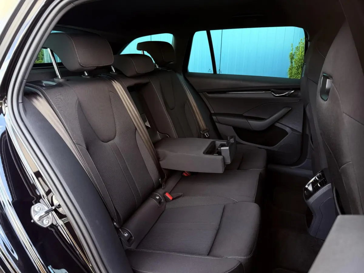 1.0 e-TSI DSG AUT. Sport Business Black edition | Carplay | Digi.Dash | Cruise | Navi | PDC
